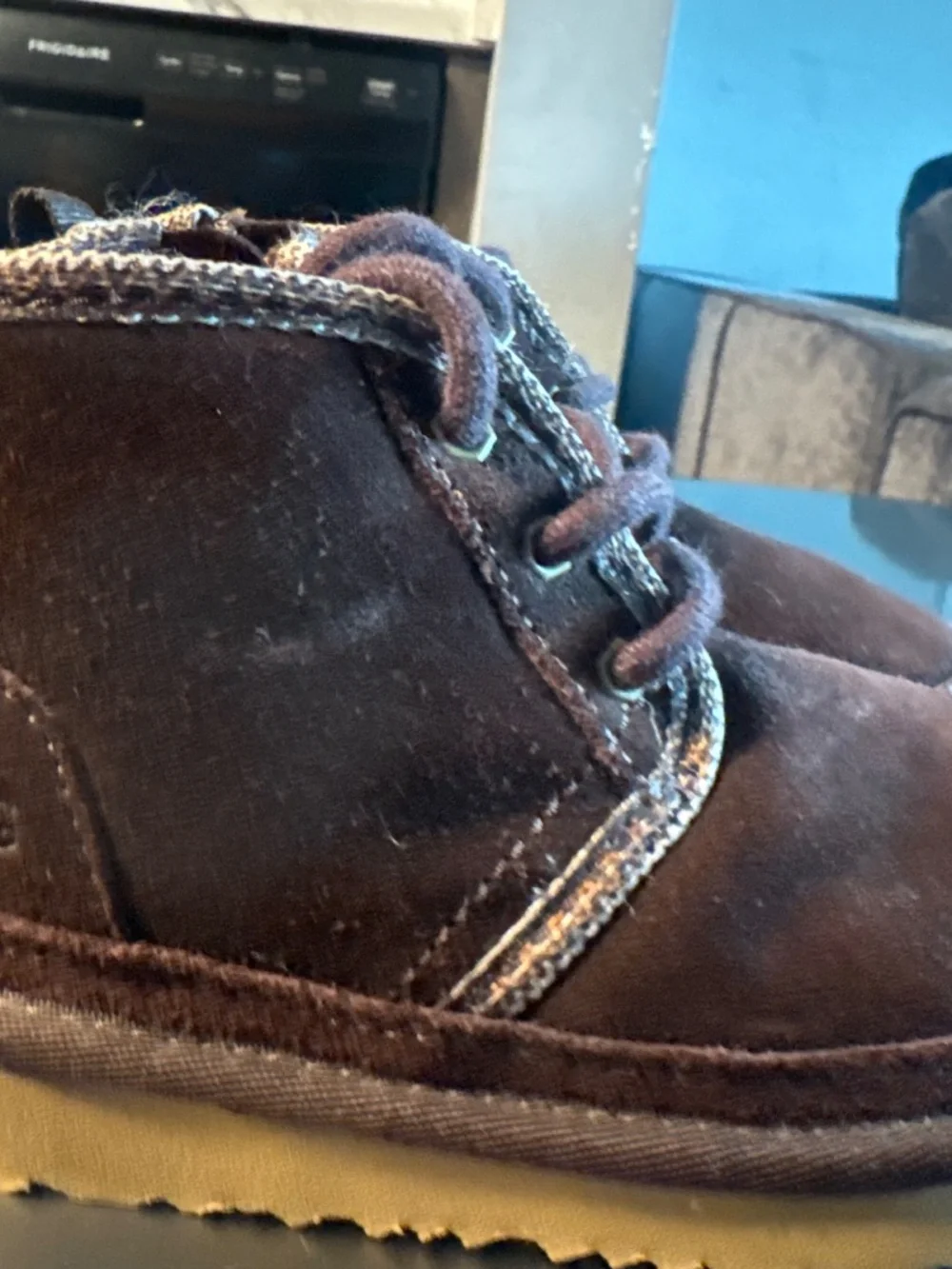 Kids brown Uggs size 9 like new!